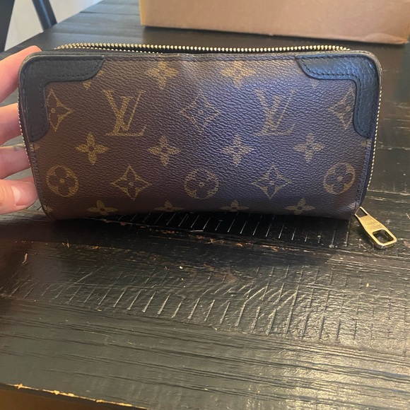 Authentic LOUIS VUITTON Retiro Zippy Wallet Monogram Canvas - Picture 13 of 16